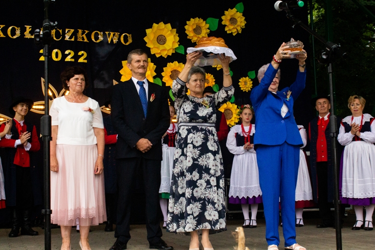 Przekazanie chleba podczas Dożynek Gminnych