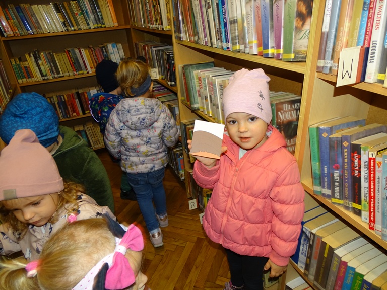 Szukanie puzzli wśród regałów