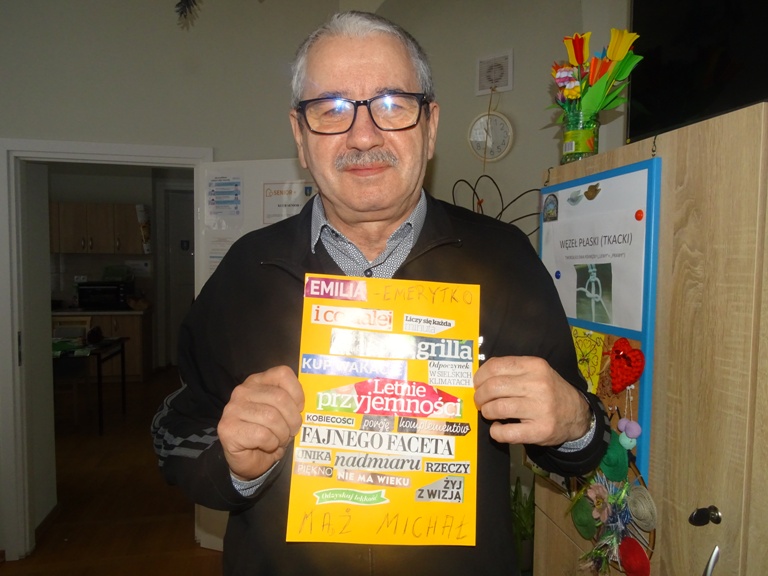 Pan Michał Stefański prezentuje swoją wyklejankę