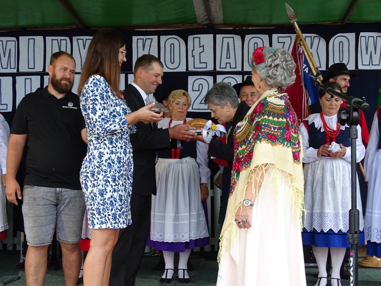 Przekazanie chleba podczas Dożynek Gminnych