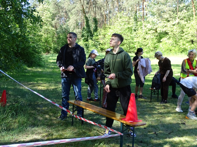 Uczestnik rajdu podczas rzutu lotką