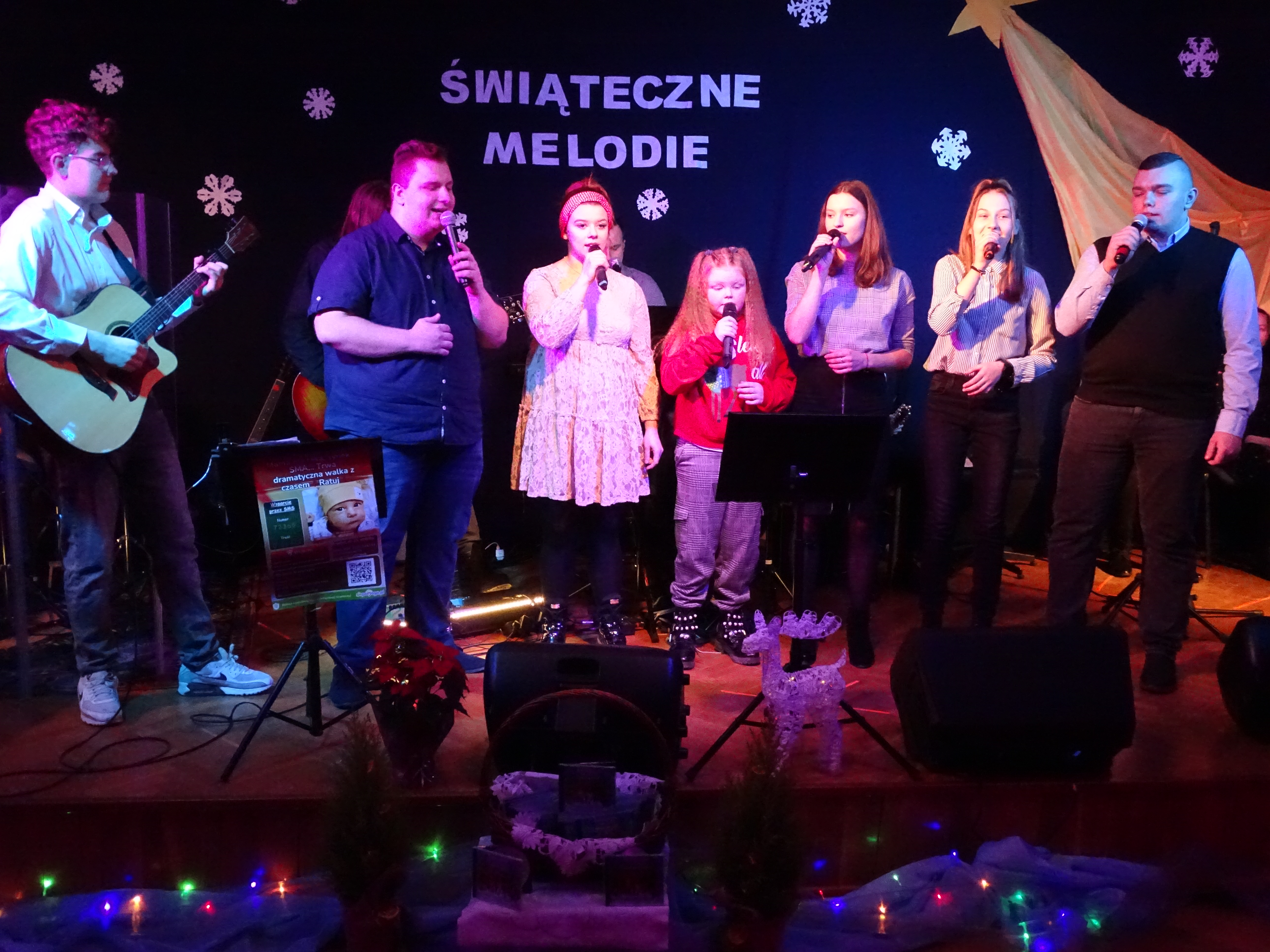 Na obrazku widać wokalistów